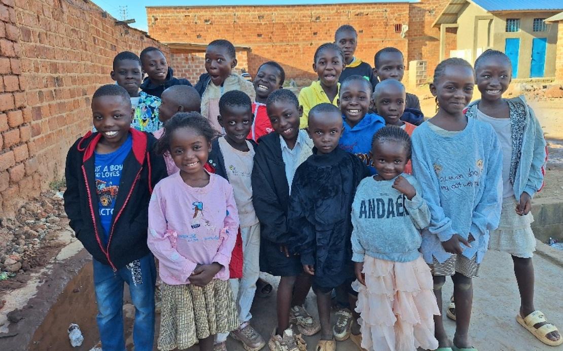 옷 선물받은 아이들